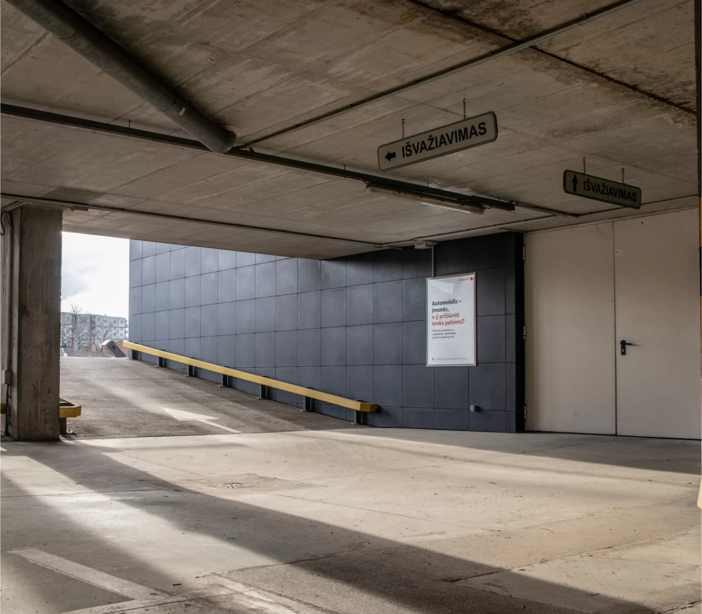 Reklaminis stendas Evolution verslo centro automobilių stovėjimo aikštelėje