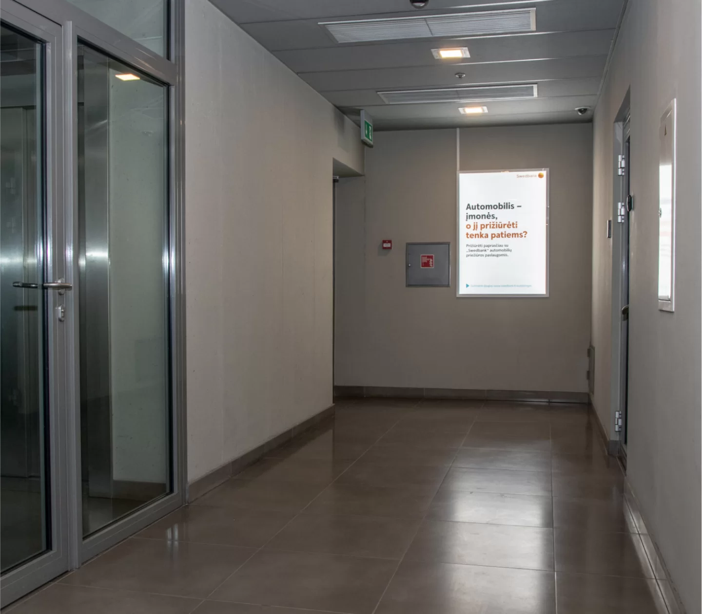 Reklaminis stendas Vilniaus vartų rytiniame verslo centro automobilių stovėjimo aikštelėje