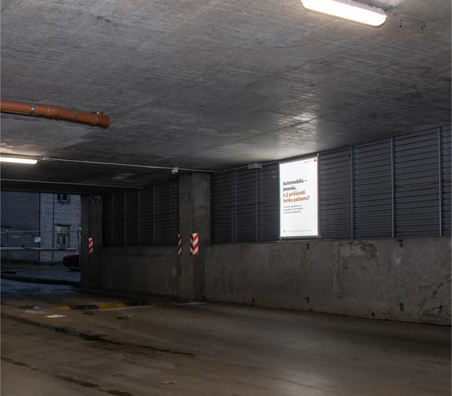 Reklaminis stendas Dvynia iverslo centro korpuso B automobilių stovėjimo aikštelėje
