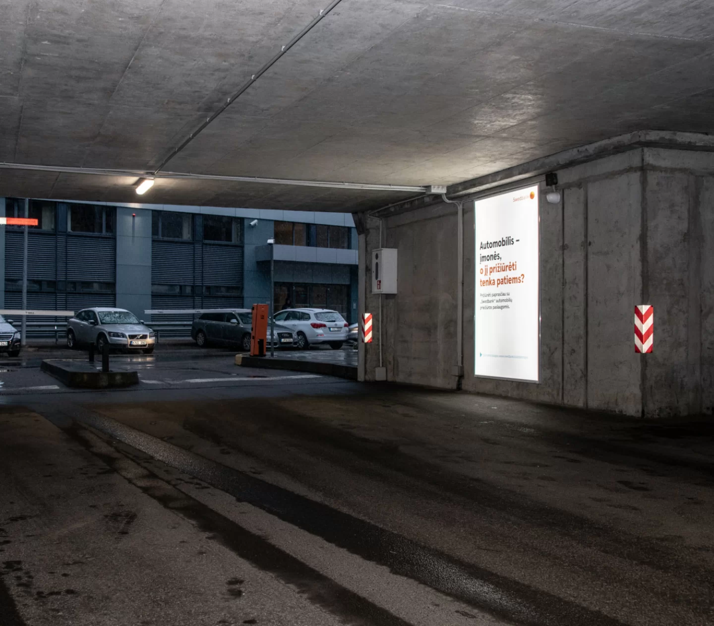 Reklaminis stendas Dvyniai verslo centro korpuso A automobilių stovėjimo aikštelėje