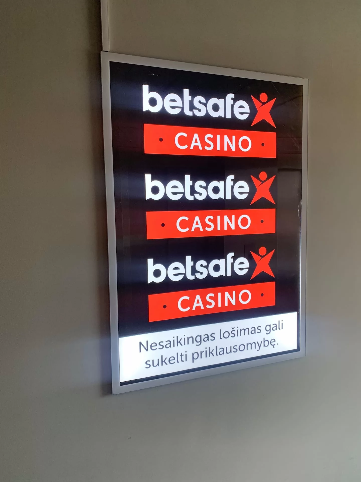 Reklaminis stendas Vilniaus vartų vakariniame verslo centro automobilių stovėjimo aikštelėje