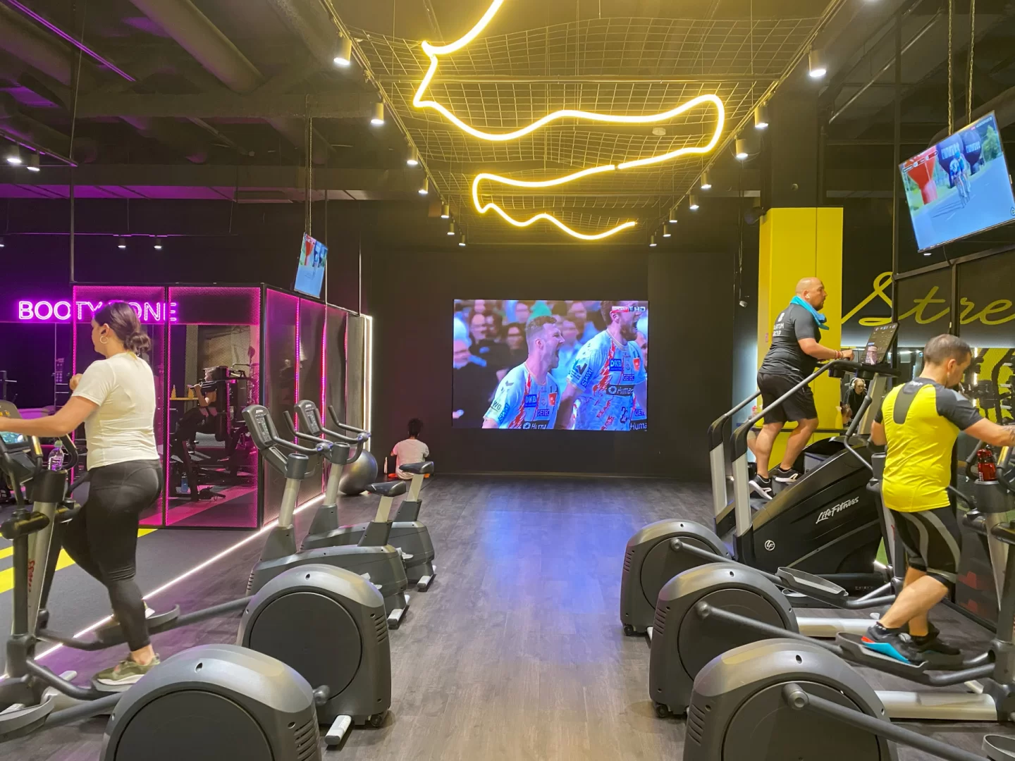 LV Lemon Gym Skanste reklaminiai ekranai