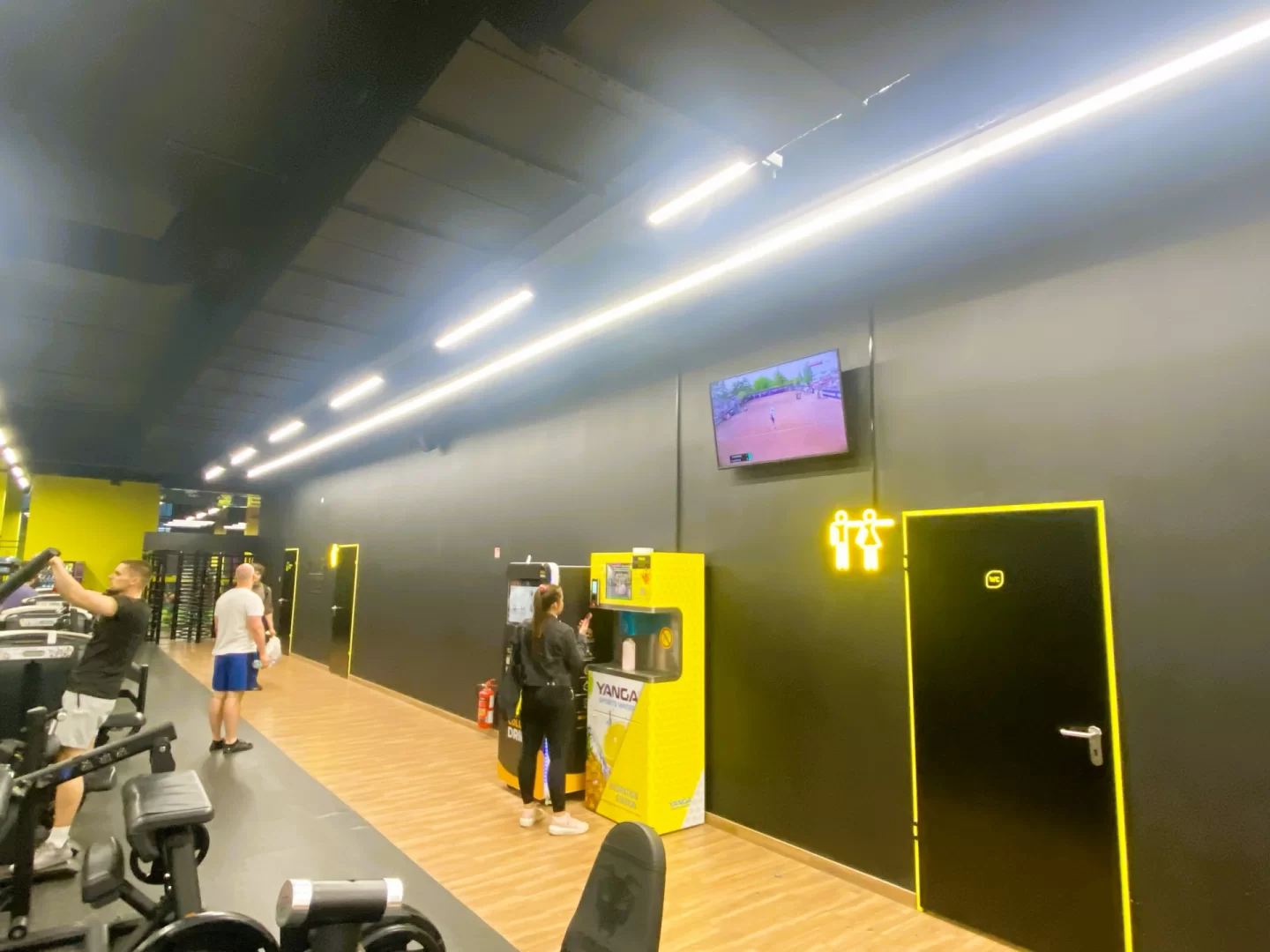 LV Lemon Gym Akropole reklaminiai ekranai