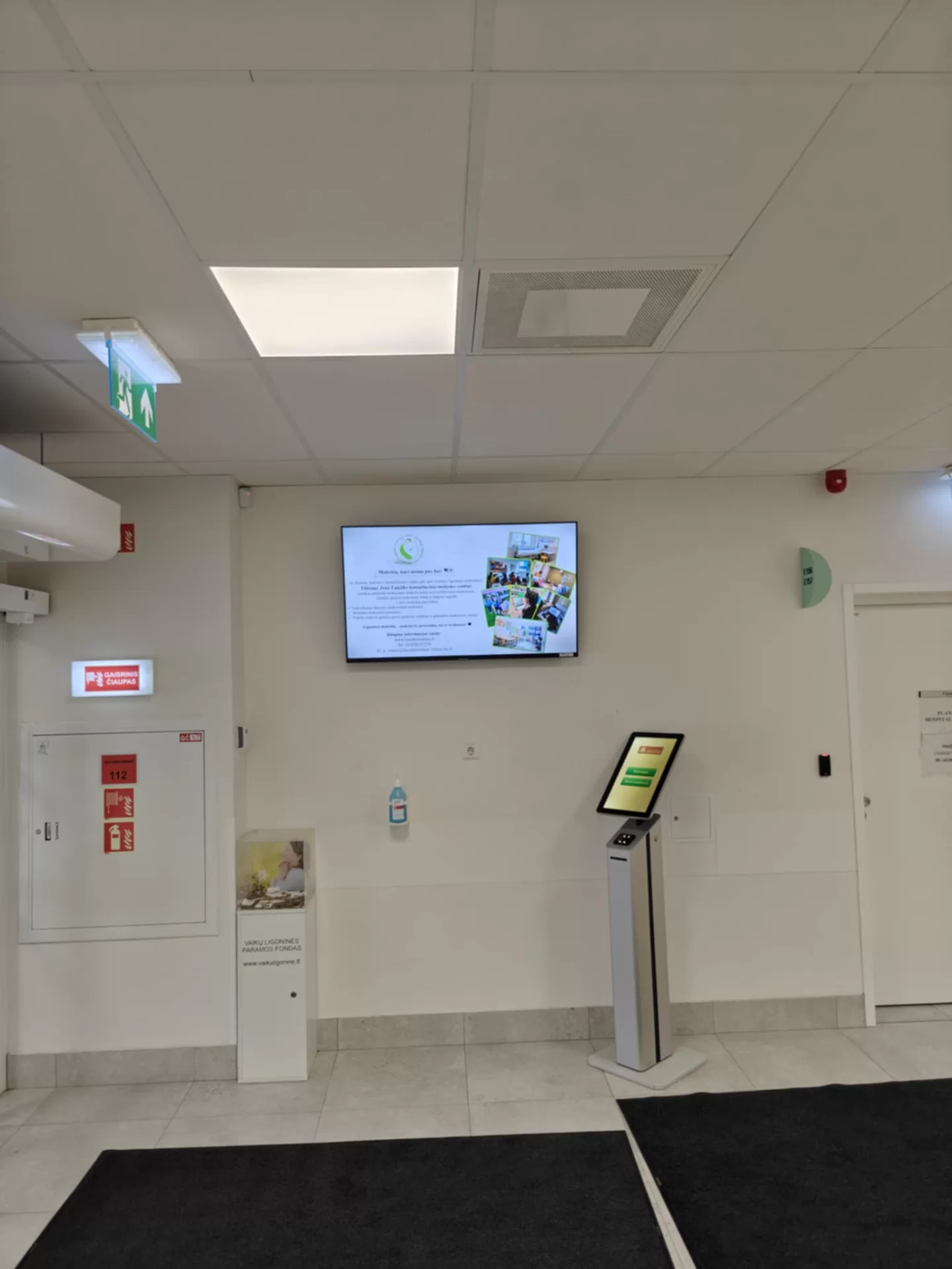 Reklaminiai ekranai VUL Santaros klinikų vaikų priėmimo-skubios pagalbos skyriuje