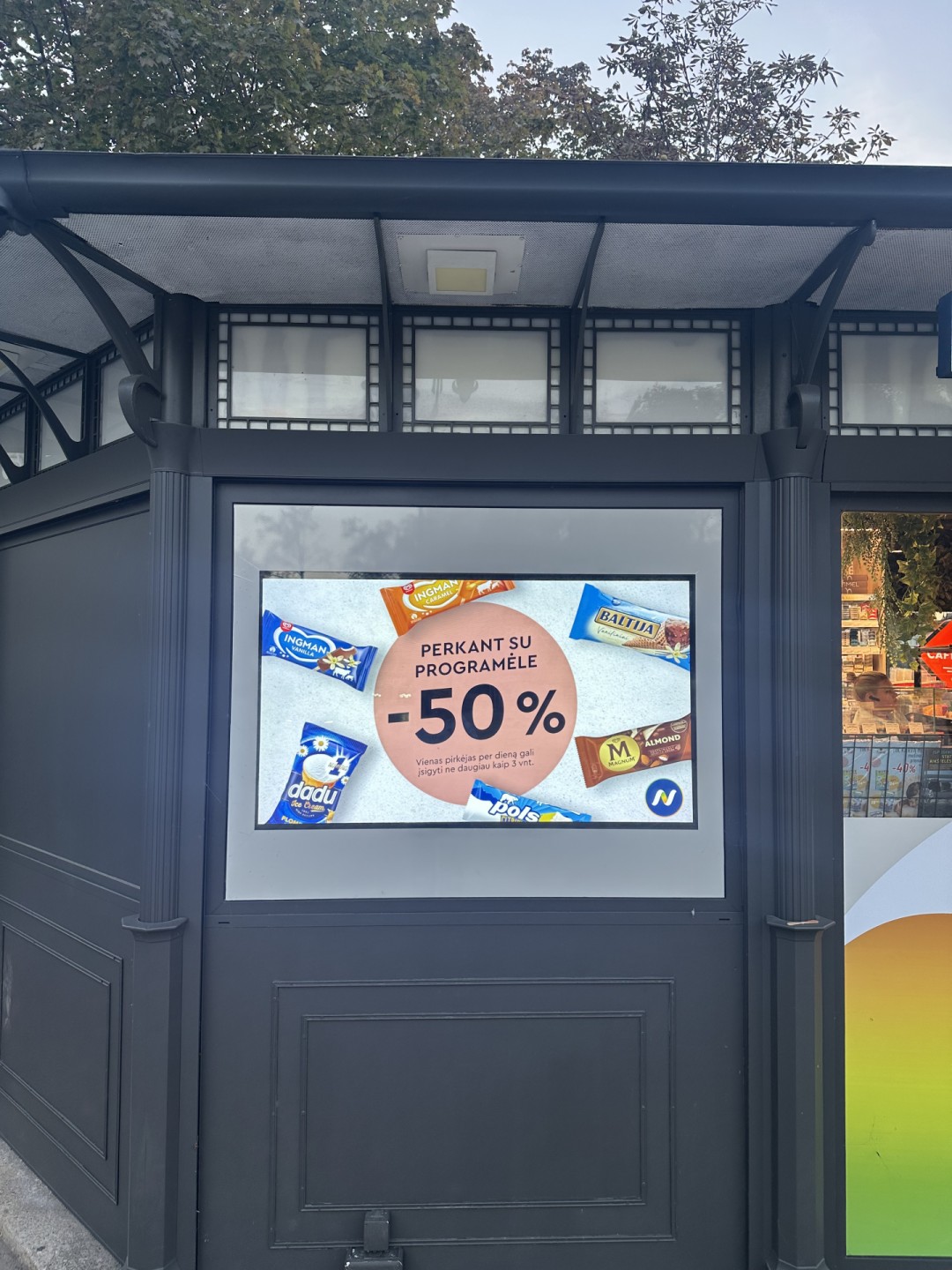 Narvesen LCD ekranas - Laisvės pr. 58 (K113) (yra ir į lauką nukreiptas ekranas)