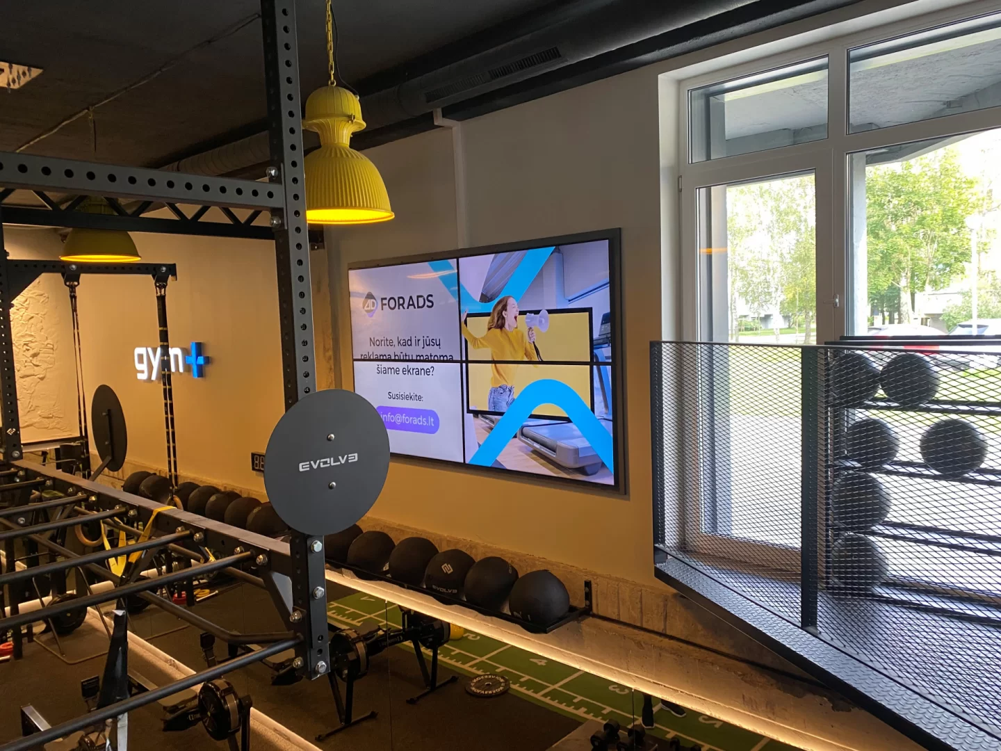 Gym Plius Palanga reklaminiai ekranai