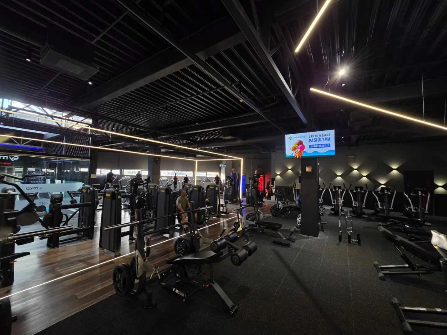 Gym Plius Ukmergės g. 18 reklaminis ekranas