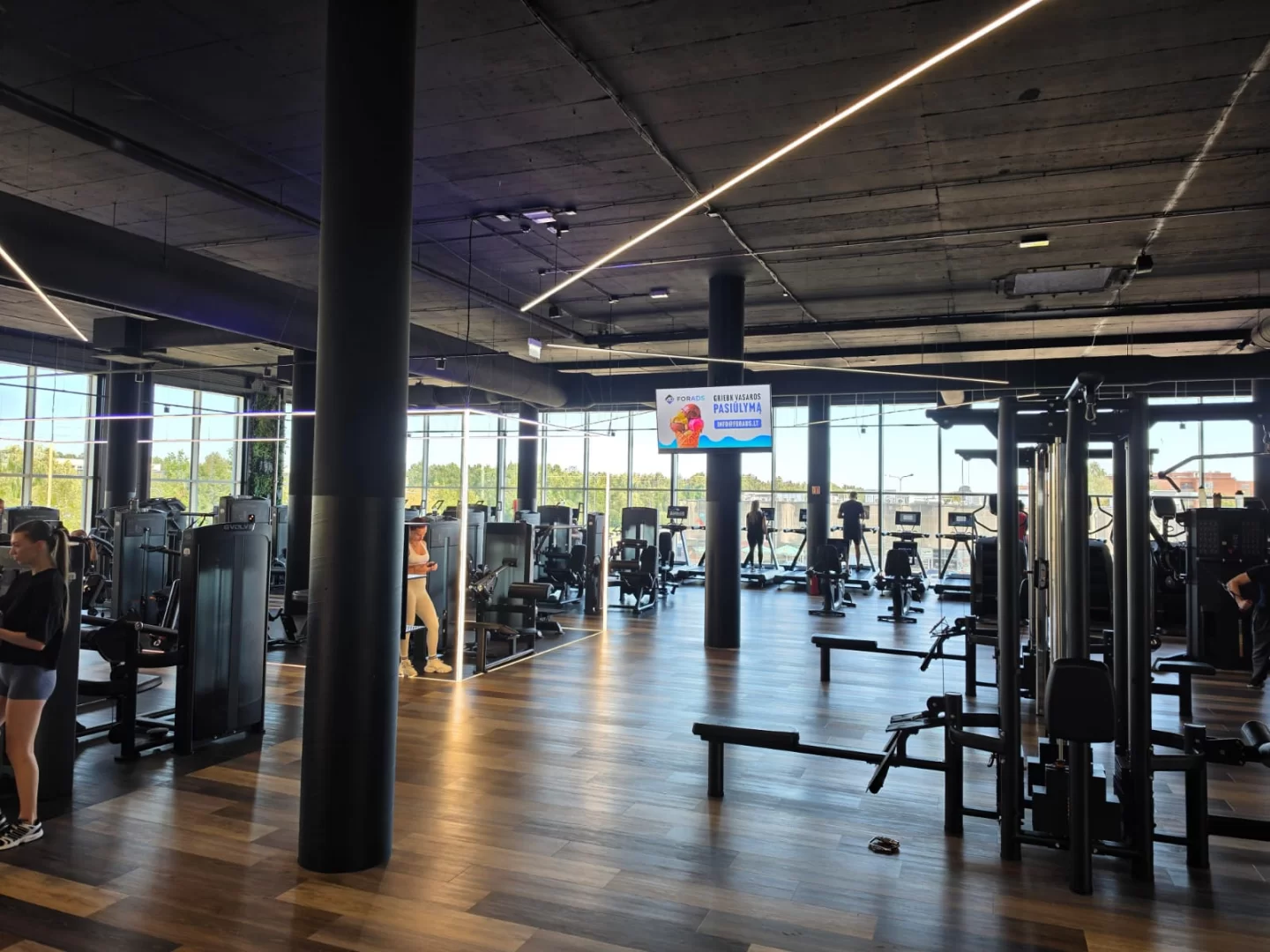 Gym Plius Gardino reklaminiai ekranai