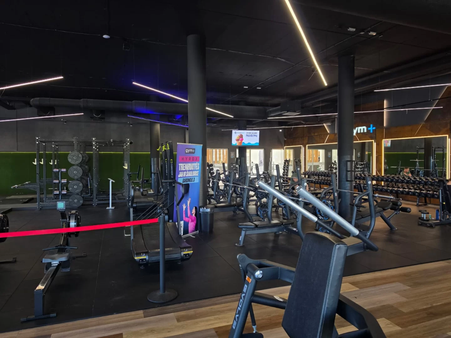Gym Plius Gardino reklaminiai ekranai