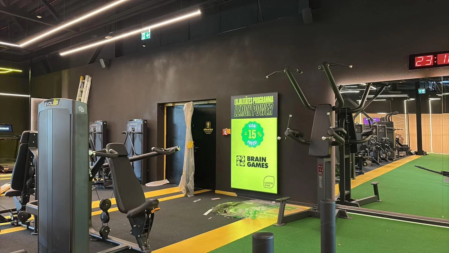 LV Lemon Gym Latvija Valdeku steet reklaminiai ekranai tik vertikalūs ekranai)