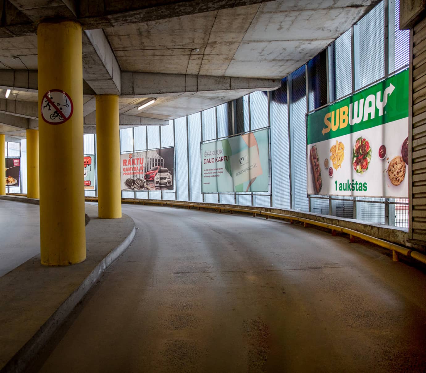 Tentas daugiaaukstėje parkavimo aikstelėje