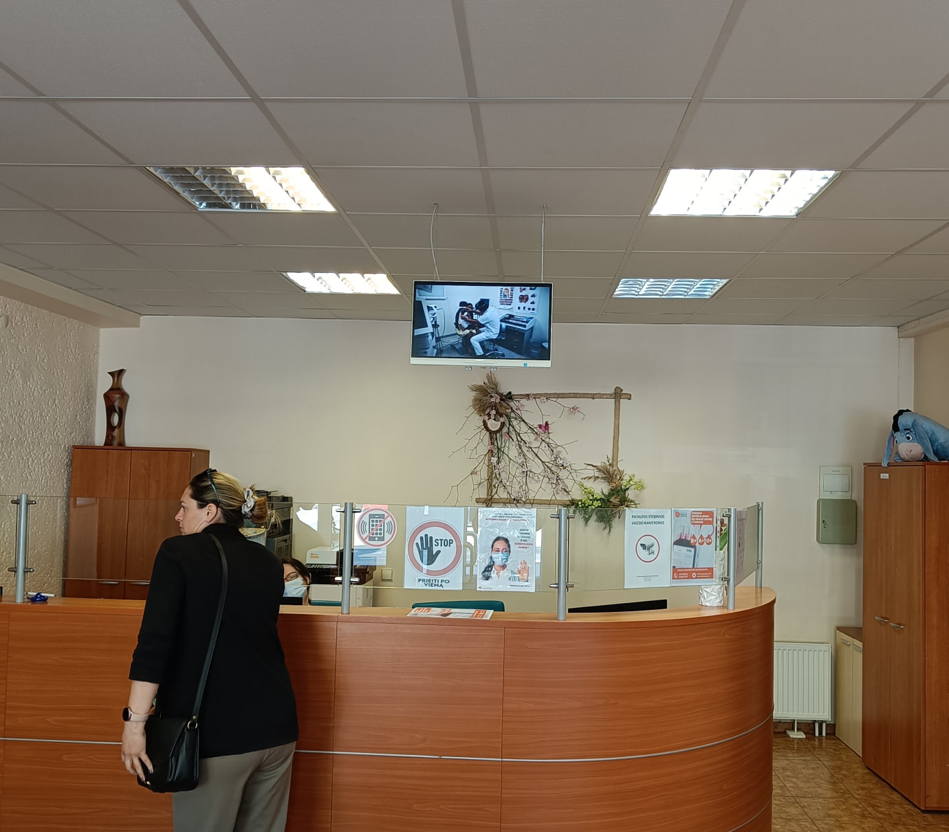 Reklaminiai ekranai VUL Santaros klinikų vaikų priėmimo-skubios pagalbos skyriuje